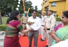 Shri G S Rajeswaran, DGDE being welcomed by Smt Vibha Sharma, Addl DG on 77th Independence Day;?>