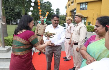 Shri G S Rajeswaran, DGDE being welcomed by Smt Vibha Sharma, Addl DG on 77th Independence Day