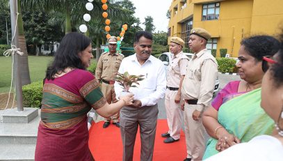 Shri G S Rajeswaran, DGDE being welcomed by Smt Vibha Sharma, Addl DG on 77th Independence Day