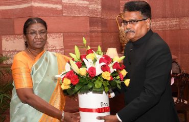 24 जुलाई, 2023 को भारत की माननीय राष्ट्रपति श्रीमती द्रौपदी मुर्मू का स्वागत श्री जीएस राजेश्वरन, तत्कालीन डीजीडीई द्वारा किया जा रहा है।
