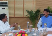 Shri Sanjay Seth, Hon'ble Raksha Rajya Mantri interacting with Shri G S Rajeswaran, DGDE;?>