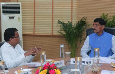 Shri Sanjay Seth, Hon'ble Raksha Rajya Mantri interacting with Shri G S Rajeswaran, DGDE