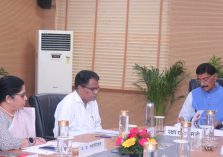 Shri Sanjay Seth, Hon'ble Raksha Rajya Mantri interacting with Shri G S Rajeswaran, DGDE;?>