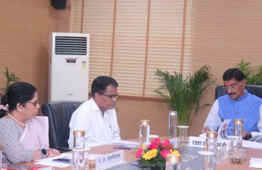 Shri Sanjay Seth, Hon'ble Raksha Rajya Mantri interacting with Shri G S Rajeswaran, DGDE