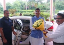 Shri Sanjay Seth, Hon'ble Raksha Rajya Mantri being welcomed by Shri G S Rajeswaran, DGDE;?>