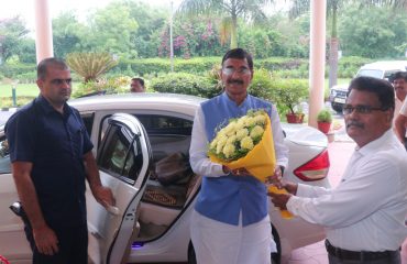 Shri Sanjay Seth, Hon'ble Raksha Rajya Mantri being welcomed by Shri G S Rajeswaran, DGDE