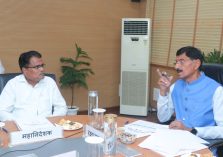 Shri Sanjay Seth, Hon'ble Raksha Rajya Mantri interacting with Shri G S Rajeswaran, DGDE;?>