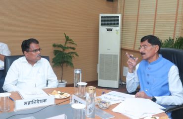 Shri Sanjay Seth, Hon'ble Raksha Rajya Mantri interacting with Shri G S Rajeswaran, DGDE