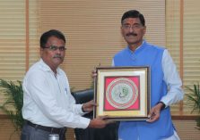 Shri Sanjay Seth, Hon'ble Raksha Rajya Mantri receiving memento from Shri G S Rajeswaran, DGDE;?>