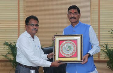 Shri Sanjay Seth, Hon'ble Raksha Rajya Mantri receiving memento from Shri G S Rajeswaran, DGDE