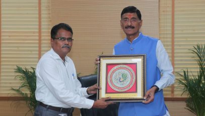 Shri Sanjay Seth, Hon'ble Raksha Rajya Mantri receiving memento from Shri G S Rajeswaran, DGDE