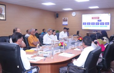 Shri Sanjay Seth, Hon'ble Raksha Rajya Mantri being briefed about Defence Estates Organisation