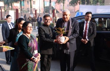 Hon'ble Vice President, Shri Jagdeep Dhankar being welcomed by SHri G S Rajeswaran, DGDE