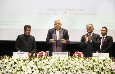 माननीय उपराष्ट्रपति, श्री जगदीप धनखड़ स्मृति चिन्ह प्राप्त करने के बाद