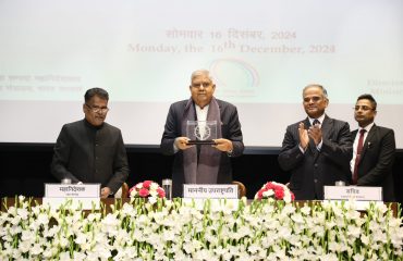 माननीय उपराष्ट्रपति, श्री जगदीप धनखड़ स्मृति चिन्ह प्राप्त करने के बाद