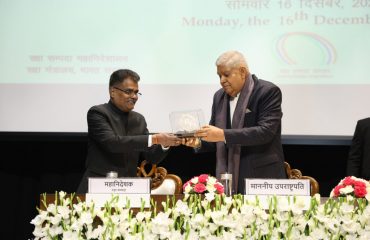 Hon'ble Vice President, Shri Jagdeep Dhankhar after receiving memento from Shri G S Rajeswaran, DGDE