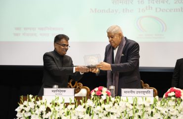 माननीय उपराष्ट्रपति, श्री जगदीप धनखड़, तत्कालीन डीजीडीई, श्री जी एस राजेश्वरन से स्मृति चिन्ह प्राप्त करने के बाद
