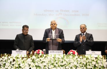 माननीय उपराष्ट्रपति, श्री जगदीप धनखड़ स्मृति चिन्ह प्राप्त करने के बाद