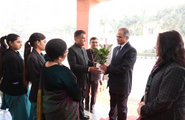 डॉ. नितेन चंद्रा, सचिव (ईडब्ल्यूएस) का स्वागत डीजीडीई श्री जी एस राजेश्वरन द्वारा किया जा रहा है