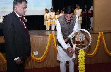 माननीय आरआरएम, श्री संजय सेठ दीप प्रज्वलित करते हुए