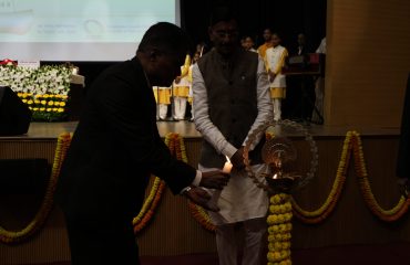श्री जी एस राजेश्वरन, तत्कालीन डीजीडीई सेठ दीप प्रज्वलित करते हुए