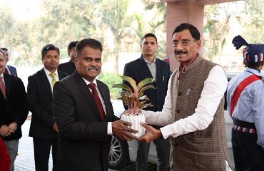 माननीय आरआरएम, श्री संजय सेठ का स्वागत तत्कालीन डीजीडीई श्री जी एस राजेश्वरन द्वारा किया गया