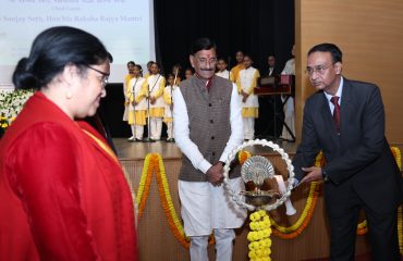 श्री एस एन गुप्ता, पीडीडीई दीप प्रज्वलित करते हुए