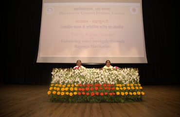 सत्र की शुरुआत से पहले मंच पर ब्रह्माकुमारीज़ के प्रतिनिधि