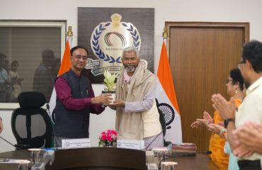 Shri S N Gupta, DGDE presented a memento to Padmashri Umashankar Pandey on World Environment Day 2025 at Raksha Sampada Bhawan Delhi Cantt