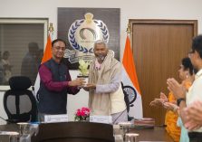 विश्व पर्यावरण दिवस 2025 पर, श्री एस एन गुप्ता, महानिदेशक, रक्षा सम्पदा पद्मश्री उमाशंकर पांडे को स्मृति चिन्ह भेंट करते हुए;?>