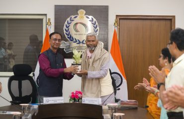 Shri S N Gupta, DGDE presented a memento to Padmashri Umashankar Pandey on World Environment Day 2025 at Raksha Sampada Bhawan Delhi Cantt