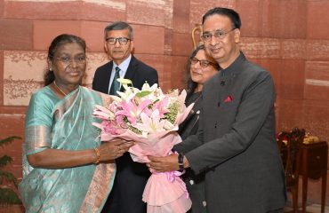 Officers/Officer Trainees of Indian Defence Estates Service call on the Hon'ble President of India on 23-07-2025