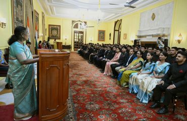 Officers/Officer Trainees of Indian Defence Estates Service call on the Hon'ble President of India on 23-07-2025