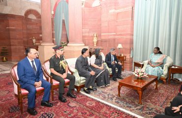 Officers/Officer Trainees of Indian Defence Estates Service call on the Hon'ble President of India on 23-07-2025