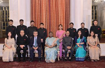 Officers/Officer Trainees of Indian Defence Estates Service call on the Hon'ble President of India on 23-07-2025