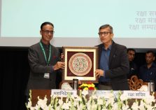 मंथन 2025: रक्षा संपदा महानिदेशक श्री एस एन गुप्ता, रक्षा सचिव श्री राजेश कुमार सिंह को स्मृति चिन्ह भेंट करते हुए;?>