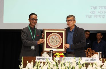 मंथन 2025: रक्षा संपदा महानिदेशक श्री एस एन गुप्ता, रक्षा सचिव श्री राजेश कुमार सिंह को स्मृति चिन्ह भेंट करते हुए