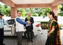 मंथन 2025 के अवसर पर रक्षा संपदा महानिदेशक श्री एस एन गुप्ता द्वारा श्री सुबीर मलिक, आईए एंड एएस, उप नियंत्रक एवं महालेखा परीक्षक का स्वागत करते हुए (19-09-2025);?>