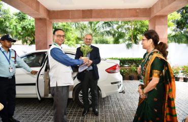 मंथन 2025 के अवसर पर रक्षा संपदा महानिदेशक श्री एस एन गुप्ता द्वारा श्री सुबीर मलिक, आईए एंड एएस, उप नियंत्रक एवं महालेखा परीक्षक का स्वागत करते हुए (19-09-2025)