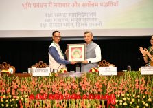 रक्षा सम्पदा महानिदेशक श्री एस एन गुप्ता 19-09-2025 को मंथन 2025 के दौरान भूमि संसाधन विभाग के सचिव श्री मनोज जोशी (आईएएस) को स्मृति चिन्ह भेंट करते हुए;?>