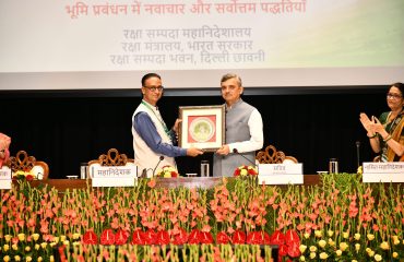 रक्षा सम्पदा महानिदेशक श्री एस एन गुप्ता 19-09-2025 को मंथन 2025 के दौरान भूमि संसाधन विभाग के सचिव श्री मनोज जोशी (आईएएस) को स्मृति चिन्ह भेंट करते हुए