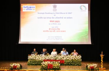 मंथन 2025 के अवसर पर मंच पर उपस्थित गणमान्य व्यक्ति  (18-09-2025)