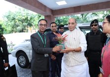 मंथन 2025 के अवसर पर माननीय रक्षा मंत्री श्री राजनाथ सिंह का रक्षा संपदा महानिदेशक श्री एस एन गुप्ता द्वारा स्वागत किया गया (18-09-2025);?>