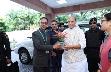 मंथन 2025 के अवसर पर माननीय रक्षा मंत्री श्री राजनाथ सिंह का रक्षा संपदा महानिदेशक श्री एस एन गुप्ता द्वारा स्वागत किया गया (18-09-2025)