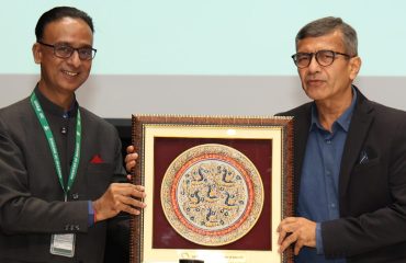 Manthan 2025: Shri S N Gupta, Director General Defence Estates presenting a memento to Shri Rajesh Kumar Singh, Defence Secretary