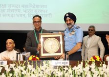 मंथन 2025: रक्षा संपदा महानिदेशक श्री एस एन गुप्ता, वायु सेना प्रमुख एयर चीफ मार्शल अमर प्रीत सिंह पीवीएसएम, एवीएसएम को स्मृति चिन्ह भेंट करते हुए;?>