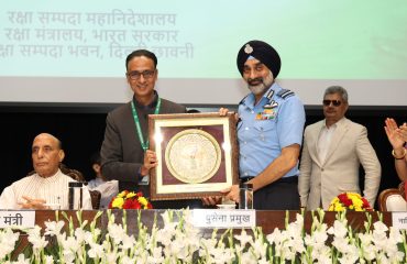 मंथन 2025: रक्षा संपदा महानिदेशक श्री एस एन गुप्ता, वायु सेना प्रमुख एयर चीफ मार्शल अमर प्रीत सिंह पीवीएसएम, एवीएसएम को स्मृति चिन्ह भेंट करते हुए