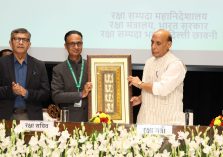 मंथन 2025: रक्षा संपदा महानिदेशक श्री एस एन गुप्ता, माननीय रक्षा मंत्री श्री राजनाथ सिंह को स्मृति चिन्ह भेंट करते हुए;?>