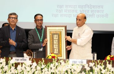 मंथन 2025: रक्षा संपदा महानिदेशक श्री एस एन गुप्ता, माननीय रक्षा मंत्री श्री राजनाथ सिंह को स्मृति चिन्ह भेंट करते हुए
