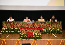 मंथन 2025 के दौरान पैनल चर्चा के लिए मंच साझा करते अधिकारी (19-09-2025);?>